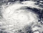 Tajfun Vongfong pogodio Okinawu, ozlijeđeno 12 osoba