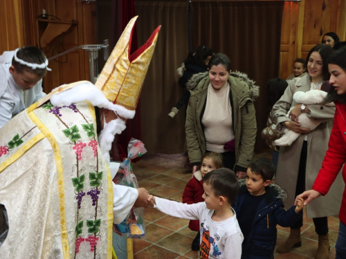 FOTO: Sv. Nikola i ove godine razveselio djecu u župi Rama-Šćit