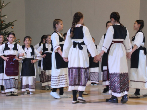 FOTO: Božićna priredba OŠ Marka Marulića Prozor