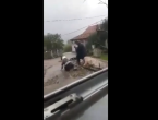 Pogledajte video: Sukob policajca i njegove strine u Bužimu