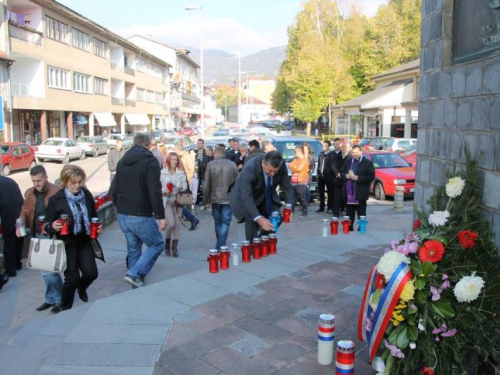 Povodom Svih svetih u Prozoru zapaljene svijeće za poginule i preminule branitelje