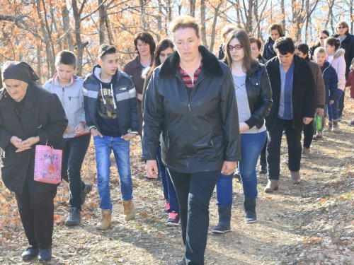 FOTO: Vlč. Stipo Knežević predvodio križni put na Uzdolu