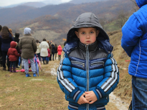 FOTO: Fra Andrija Jozić predvodio križni put na Uzdolu