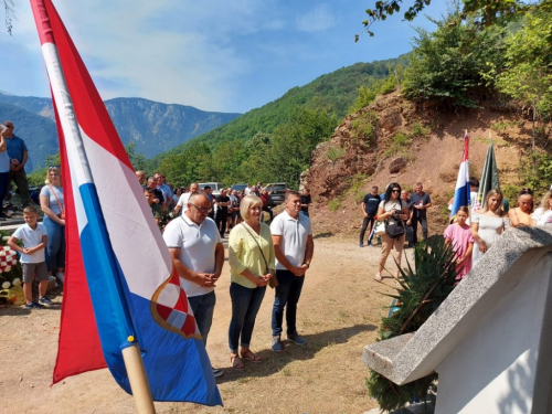 FOTO/VIDEO: Na Pomenu obilježena 29. obljetnica stradanja hrvatskih branitelja