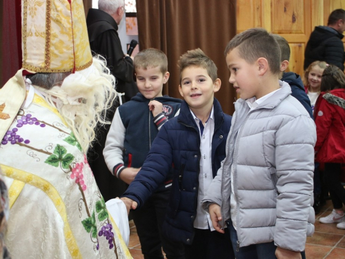 FOTO: Sv. Nikola i ove godine razveselio djecu u župi Rama Šćit