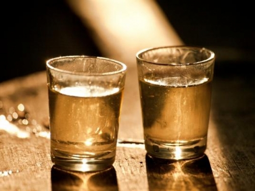 Više od polovice Hrvata pije ‘žestice’, najpopularniji likeri i rakija