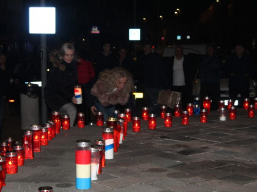 FOTO: U Prozoru upaljene svijeće za žrtve Vukovara i Škabrnje