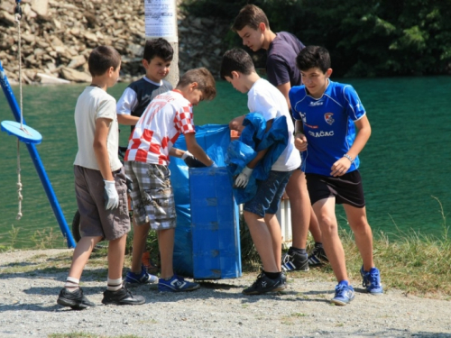 FOTO: Akcija čišćenja odmorišta i plaže na Gračacu