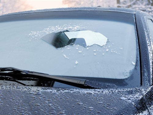 VIDEO: Jednostavno očistite staklo automobila od leda
