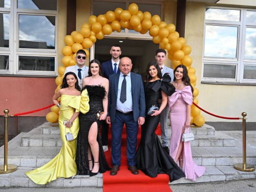 FOTO/VIDEO: Uskoplje ispratilo 63 maturanta, među njima i 9 iz Rame