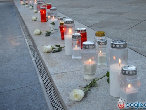 Hrvatski mladi aktivisti u Mostaru položili svijeće za ubijenu vitešku djecu