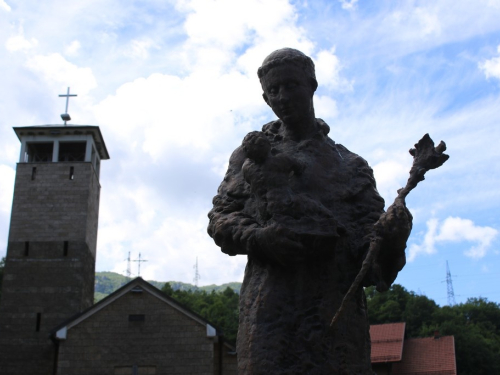 FOTO: Vanjska proslava sv. Ante u Gračacu