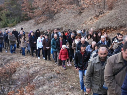 FOTO: Vlč. mr. Pero Brajko predvodio Križni put na Uzdolu