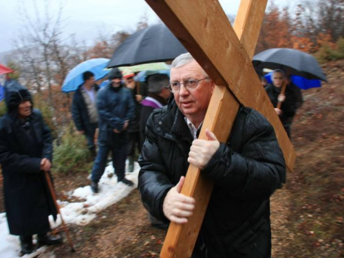 FOTO: Provincijal fra Lovro Gavran predvodio misu i Križni put na Uzdolu