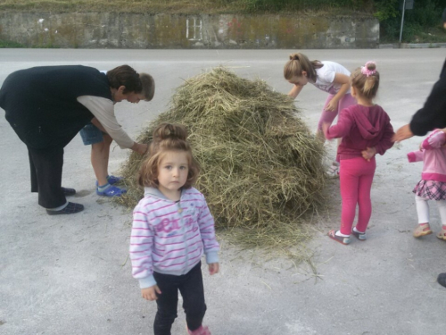 FOTO: Paljenjem svitnjaka Rama dočekuje sv. Ivu