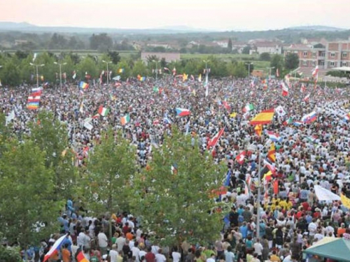 U Međugorje hodočasti cijeli svijet, neki traže mir, a neki sitni šićar