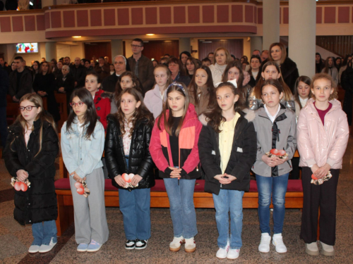 FOTO: Predstavljanje budućih prvopričesnika u župi Prozor