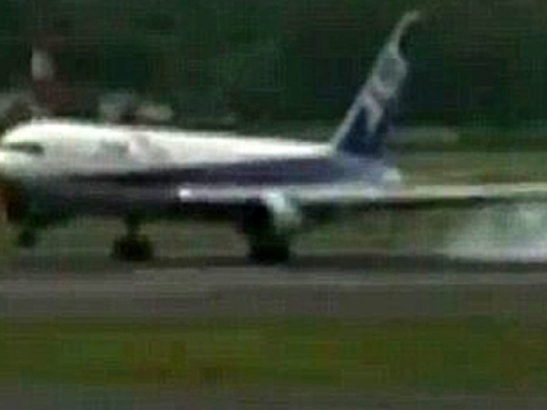 Zrakoplov s 200 putnika snažno sletio i oštetio trup