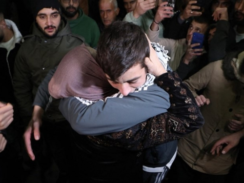 Među oslobođenim Palestincima je gomila tinejdžera