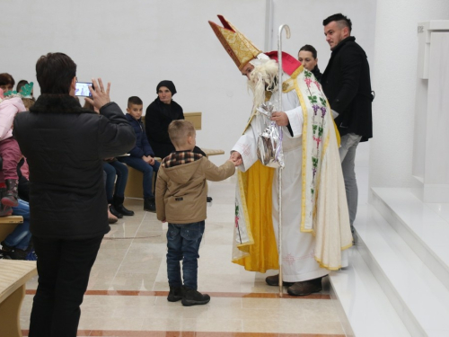 FOTO: Sv. Nikola podijelio darove djeci na Orašcu