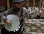 Devetogodišnji Johnny 'praši' po svom bendžu