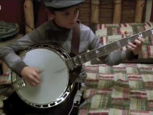 Devetogodišnji Johnny 'praši' po svom bendžu