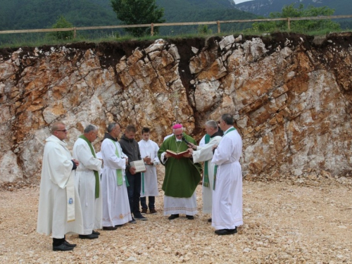 FOTO: Blagoslov gradilišta i kamena temeljca nove filijalne crkve na Risovcu