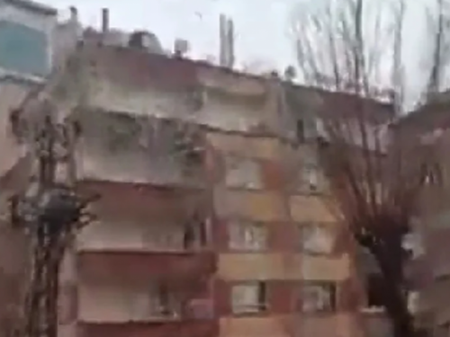 Snimka iz Turske: Zgrada se urušila kao kula od karata