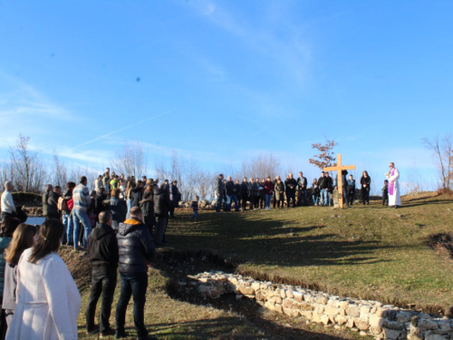 FOTO: Pobožnost križnog puta u župi Uzdol