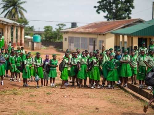 U Nigeriji oteto više od 280 učenika