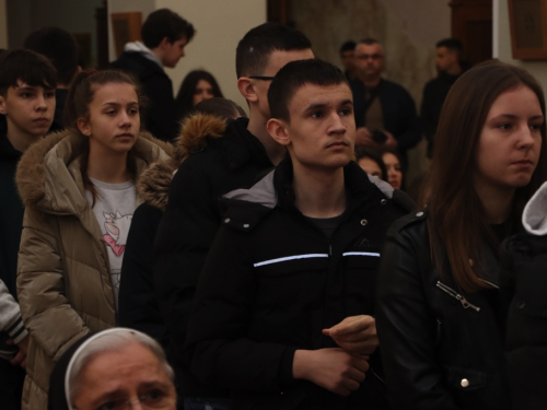 FOTO: Križni put mladih Fojničkog arhiđakonata u župi Rama-Šćit