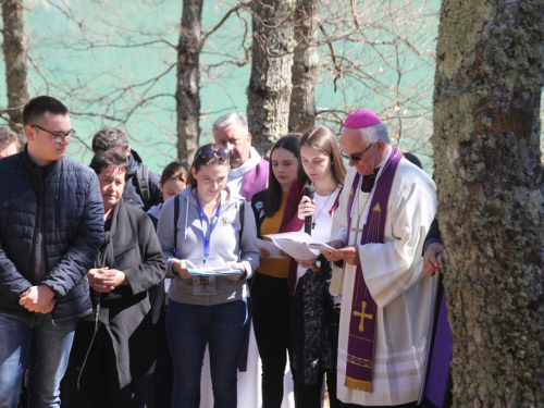 FOTO/VIDEO: Nadbiskupijski križni put mladih na Šćitu