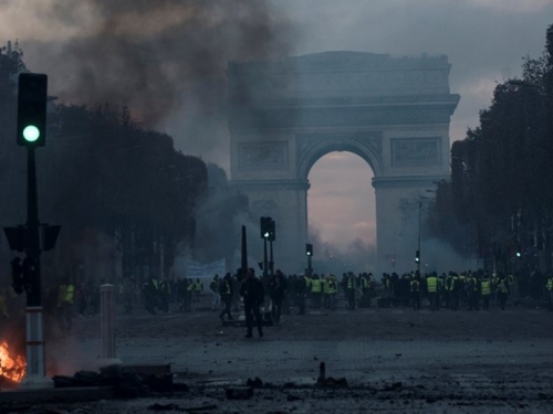 Macron uputio oštru poruku prosvjednicima koji su divljali po Parizu