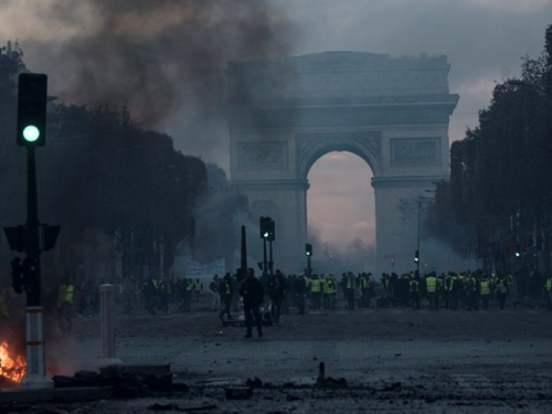 Macron uputio oštru poruku prosvjednicima koji su divljali po Parizu