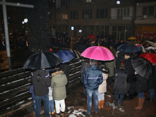 FOTO: U Prozoru zapaljene svijeće za tragično preminulog generala Slobodana Praljka