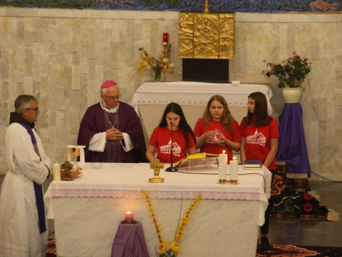 FOTO/VIDEO: Nadbiskupijski križni put mladih na Šćitu