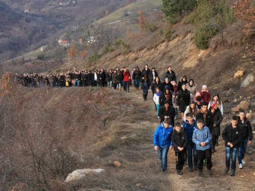 FOTO: Vlč. mr. Pero Brajko predvodio Križni put na Uzdolu