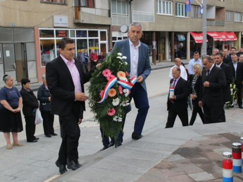 FOTO: Polaganjem vijenaca i svečanom sjednicom započelo obilježavanje Dana općine