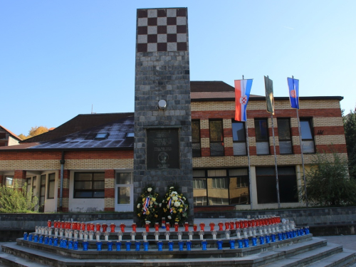 FOTO: Povodom Svih svetih u Prozoru zapaljene svijeće za poginule i preminule branitelje