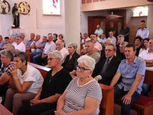 FOTO: Zlatna misa mons. Ante Meštrovića i Dan posvete crkve i duhovnih zvanja u župi Prozor