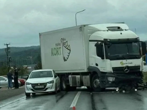 Policijsko vozilo podletjelo pod kamion, poginuo policajac