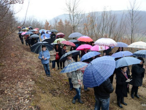 FOTO: Mons. dr. Pero Sudar predvodio misu i Križni put na Uzdolu