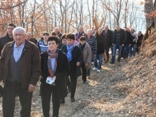 FOTO: Fra Andrija Jozić predvodio Križni put na Uzdolu