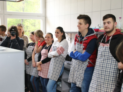 Premijer Vlade HNŽ-a Nevenko Herceg posjetio Osnovnu i Srednju školu u Prozoru