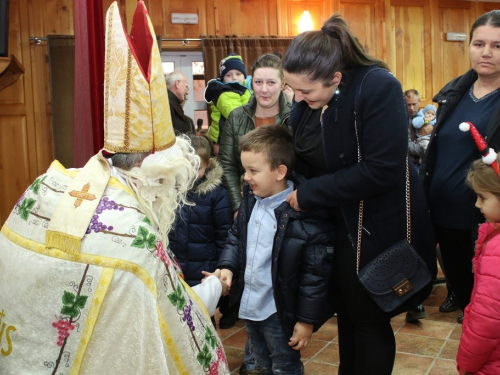 FOTO: Sv. Nikola i ove godine razveselio djecu u župi Rama Šćit