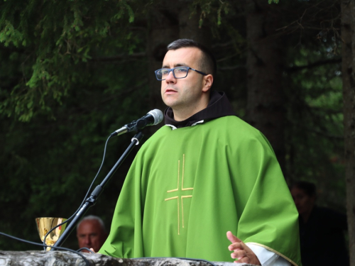 FOTO: Na Vranu služena sv. misa za poginule duvandžije