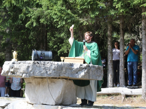 FOTO: Na Vranu služena sv. misa za poginule duvandžije