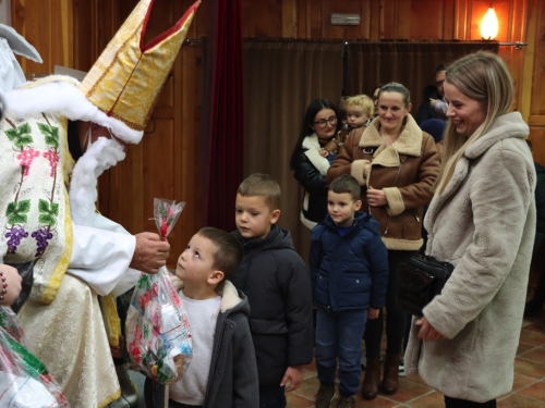 FOTO: Sv. Nikola i ove godine razveselio djecu u župi Rama-Šćit