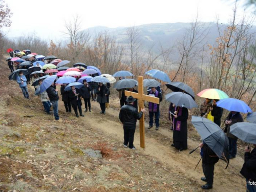 FOTO: Mons. dr. Pero Sudar predvodio misu i Križni put na Uzdolu