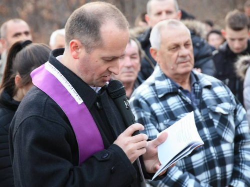 FOTO: Vlč. mr. Pero Brajko predvodio Križni put na Uzdolu